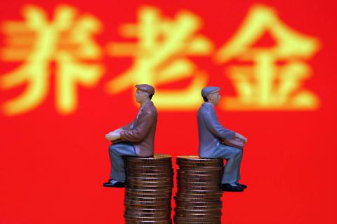 為什么企退養(yǎng)老金漲得更多？?jī)烧叩牟罹嗄芟龁幔? width=
